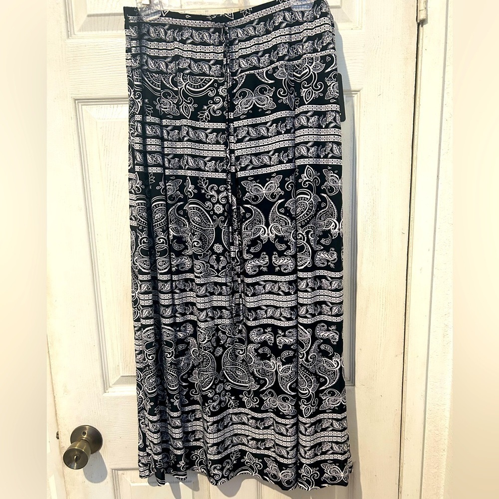 NWOT “Metrowear” Black & White Knit Paisley Maxi Skirt